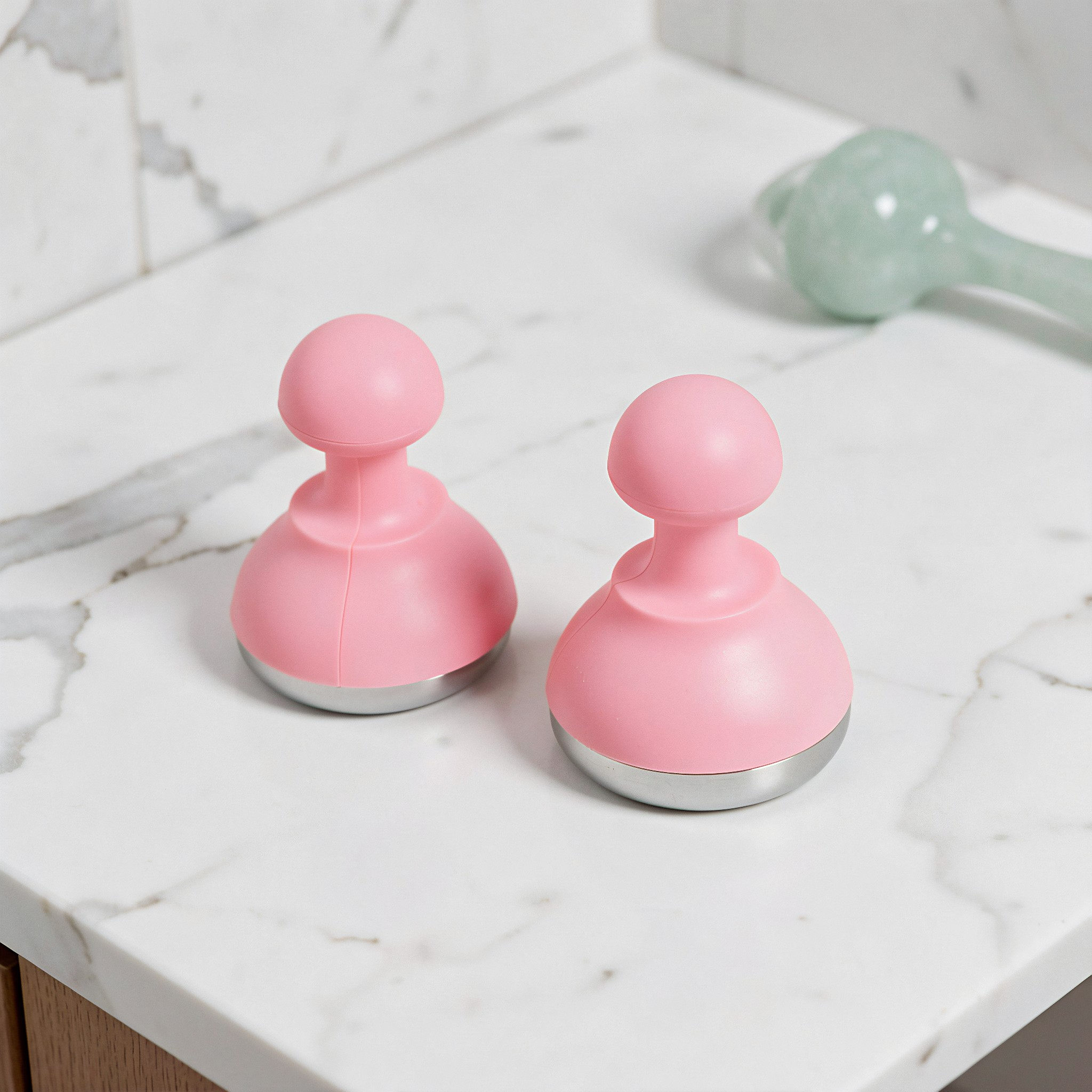 ピンク色のアイスフェイシャルマッサージローラー2個入り。冷感 - Face Ice Roller Puffiness のレビューと価格